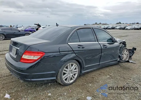 2009 Mercedes-Benz C 300 z USA, uszkodzony, nr VIN WDDGF54X99R048953